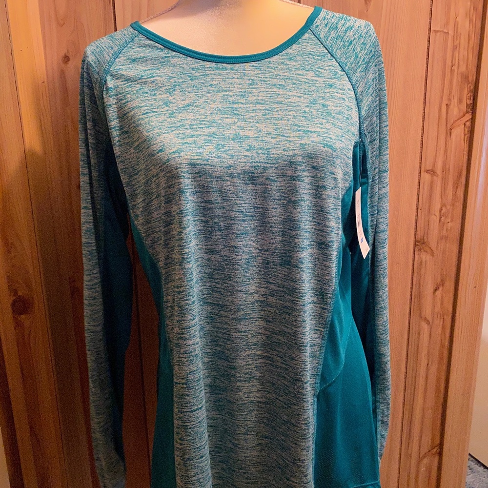 Ladies Long Sleeve Performance Tee - XL 16-18..NEW